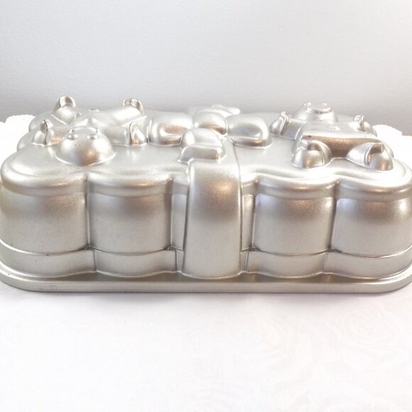 Vintage Gingerbread Loaf Pan, Nordic Ware, Heavy Cast Aluminum BAKEWARE - Picture 13 of 16